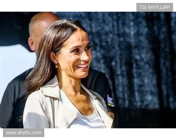 足球明星的亚裔女友背后的故事与她的奋斗历程揭秘